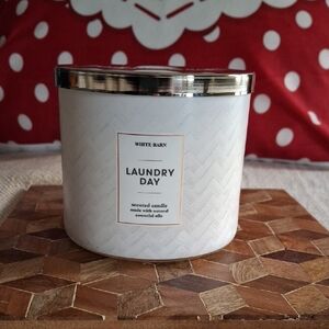 White Barn Laundry Day Candle - Cream and Silver